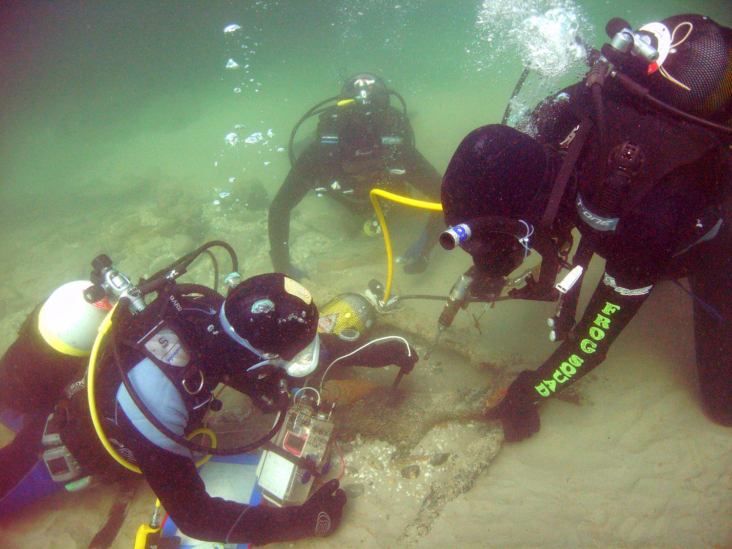 Fieldschool participants documenting a site underwater at Robben Island